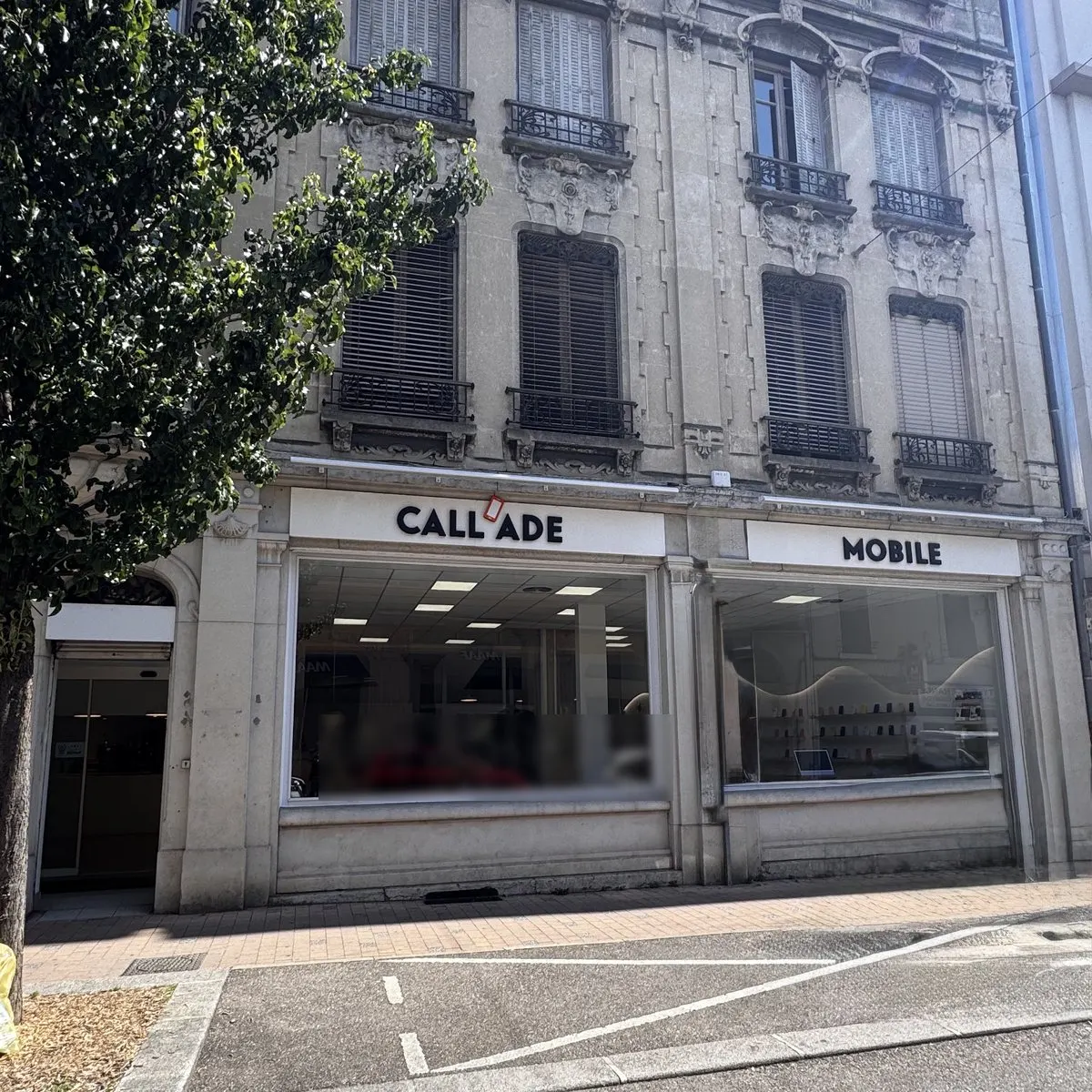 Façade de la boutique Call'ade Mobile, 95 rue de la Gare à Villefranche-sur-Saône : immeuble ancien en pierre, enseigne en lettres noires