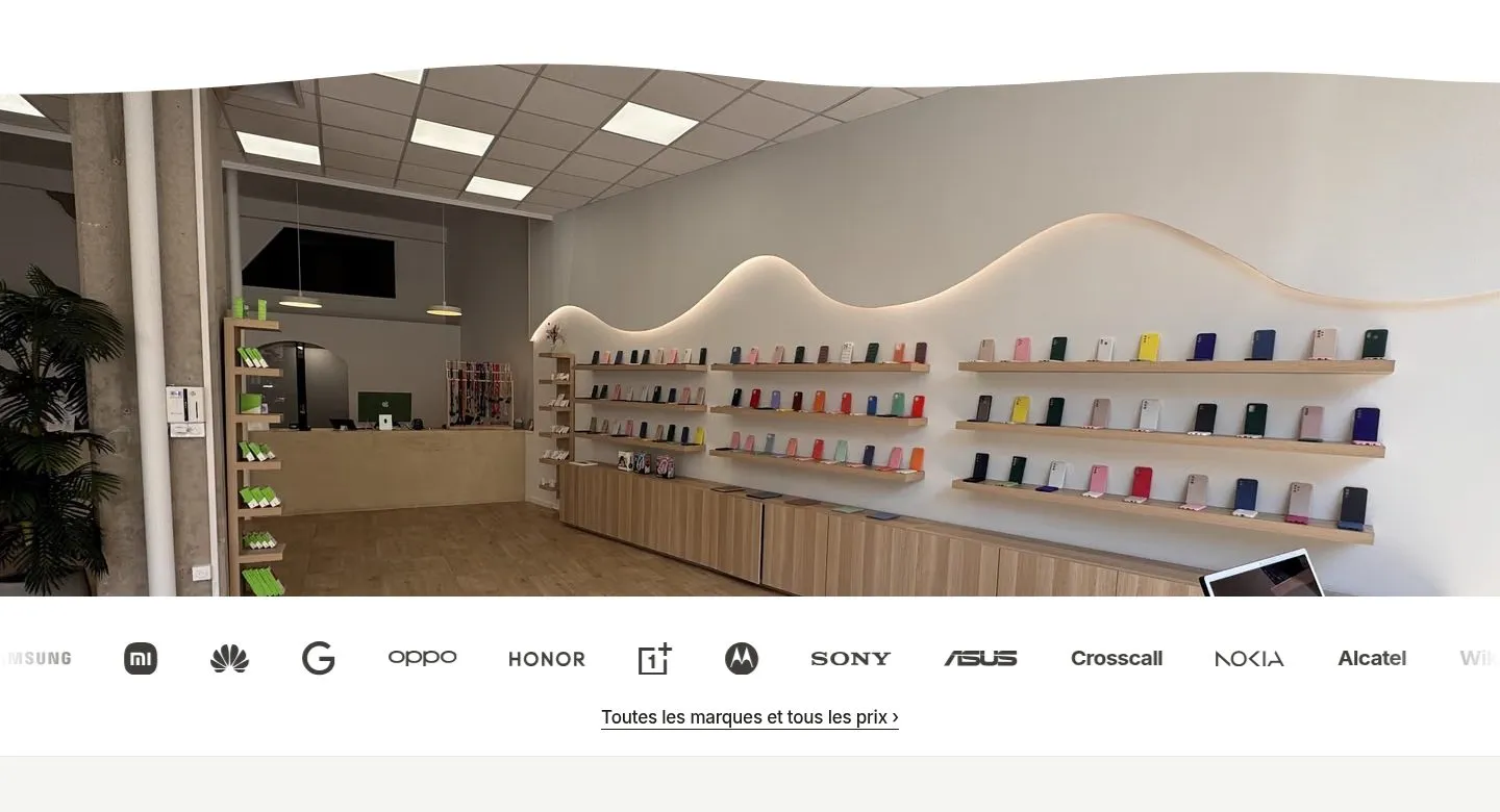 Accueil de la maquette : la photo du mur d'étagères dont le bord haut suit une vague, puis le bandeau des logos de marques