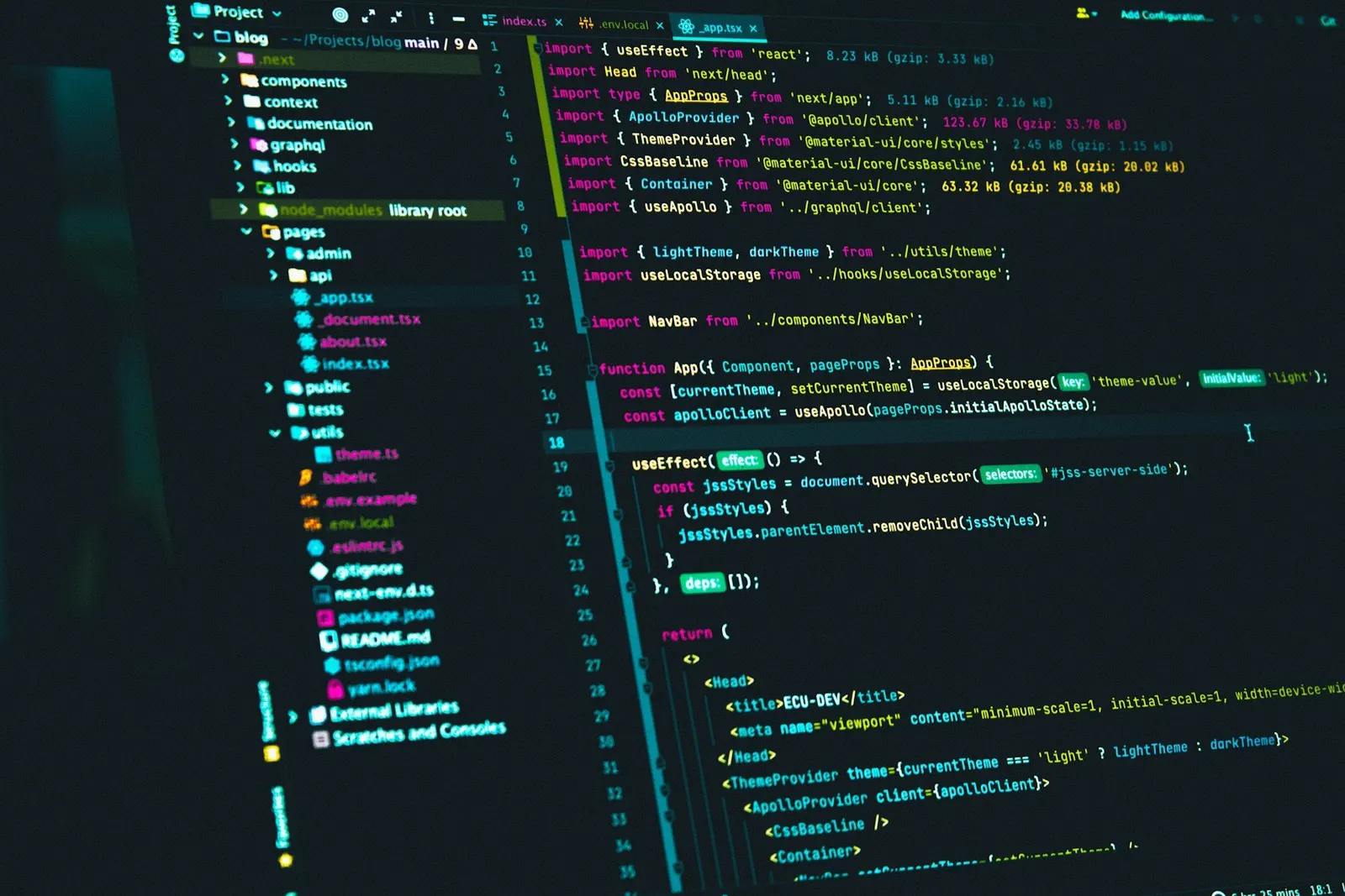 Éditeur de code sur fond sombre, arborescence d'un projet React à gauche et composant ouvert à droite