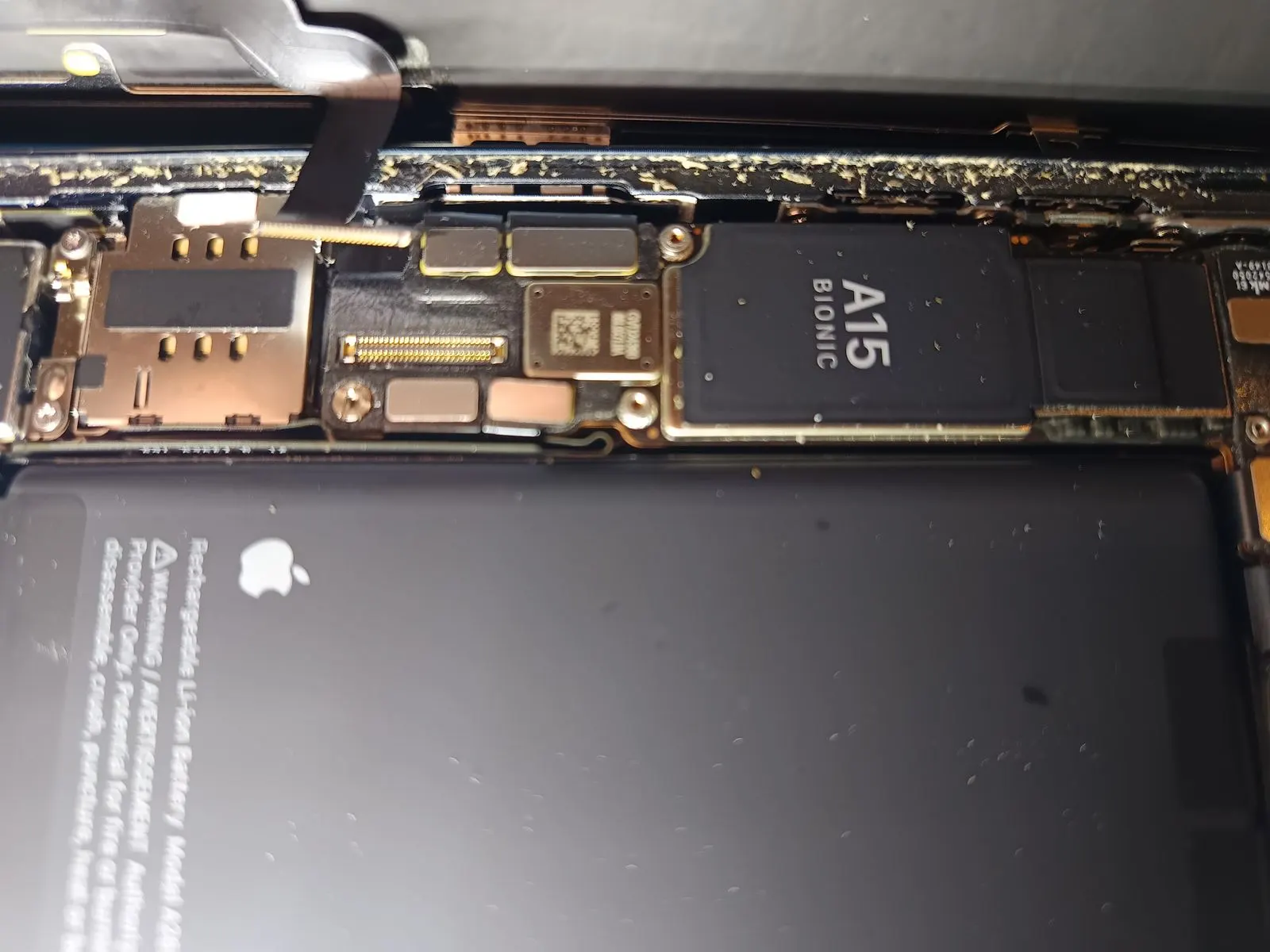 iPhone ouvert sur l'établi : carte mère et puce A15 Bionic visibles